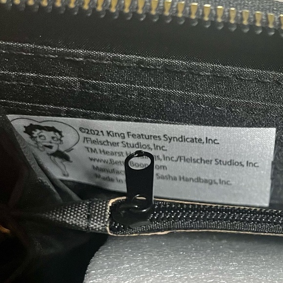 NWT Betty Boop3 ways to wear wallet- wristlet-crossbody bag - Picture 5 of 16